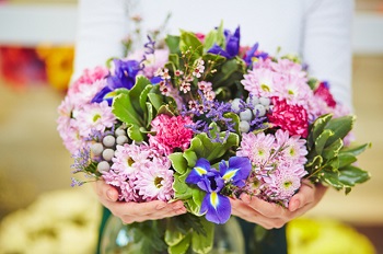 Выбираем искусственные или живые цветы от компании Индустрия цветов в Новосибирске